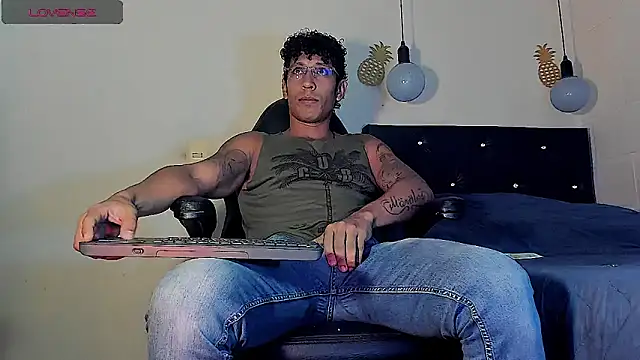 Snapshot of FuckHardlove chatting on 8, 3, 2025 FuckHardlove online show from 8, 3, 2025