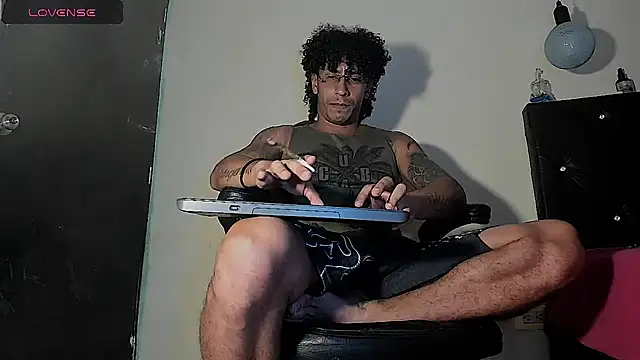 Snapshot of FuckHardlove chatting on 25, 11, 2025 FuckHardlove online show from 25, 11, 2025