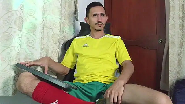 Snapshot of HomeAloneK chatting on 7, 4, 2026 HomeAloneK online show from 7, 4, 2026