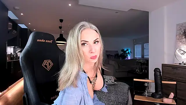 Snapshot of GoddessElizabethX chatting on 17, 12, 2024 GoddessElizabethX online show from 17, 12, 2024