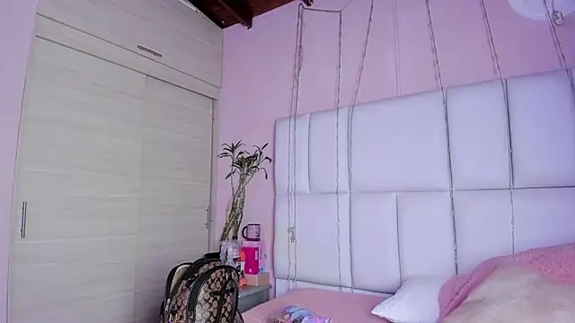 kiana cream online show from 26, 9, 2025