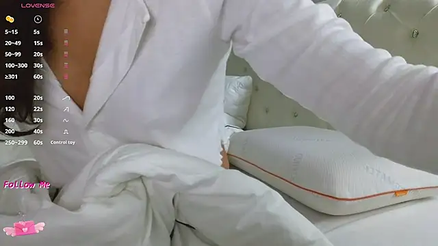 Snapshot of LaraSkinny chatting on 12, 11, 2025 LaraSkinny online show from 12, 11, 2025