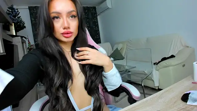 Snapshot of KaylaLaine chatting on 8, 2, 2025 KaylaLaine online show from 8, 2, 2025
