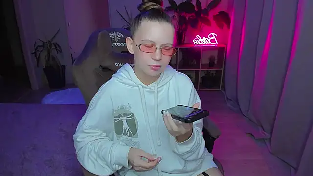 Snapshot of HelloRoxy chatting on 3, 12, 2024 HelloRoxy online show from 3, 12, 2024