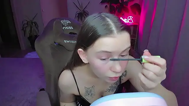 Snapshot of HelloRoxy chatting on 5, 12, 2024 HelloRoxy online show from 5, 12, 2024