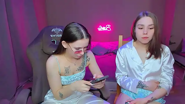 Snapshot of HelloRoxy chatting on 2, 3, 2025 HelloRoxy online show from 2, 3, 2025