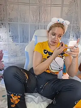 Snapshot of NaomiShimizu chatting on 15, 12, 2025 NaomiShimizu online show from 15, 12, 2025