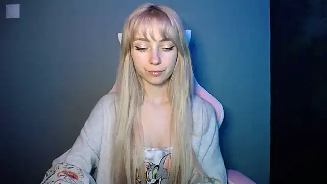 LuciaYoung online show from 17, 4, 2026