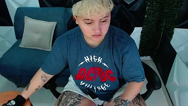 isabeautyx19 online show from 6, 1, 2025