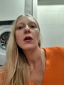 Snapshot of moon_blonde chatting on 11, 10, 2025 moon blonde online show from 11, 10, 2025