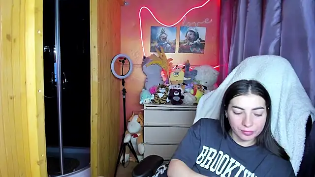 Fiery Brunette  online show from 27, 3, 2026