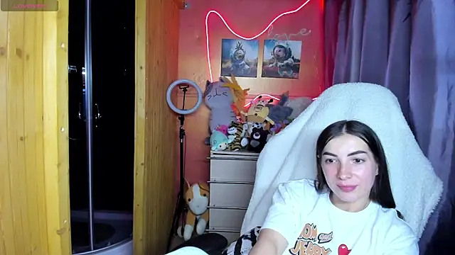 Fiery Brunette  online show from 19, 5, 2026