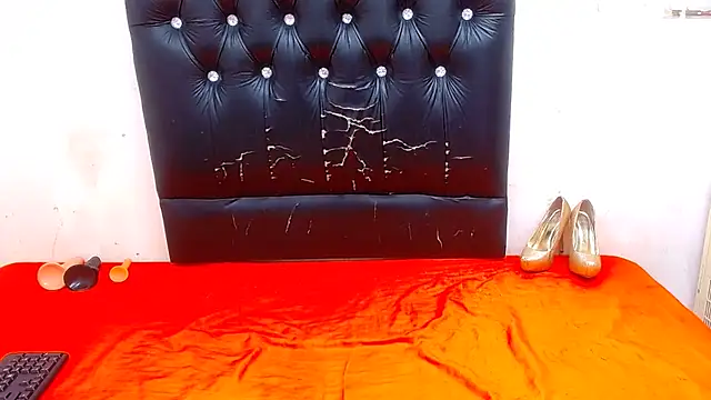 JUICYASSxxx online show from 18, 3, 2025