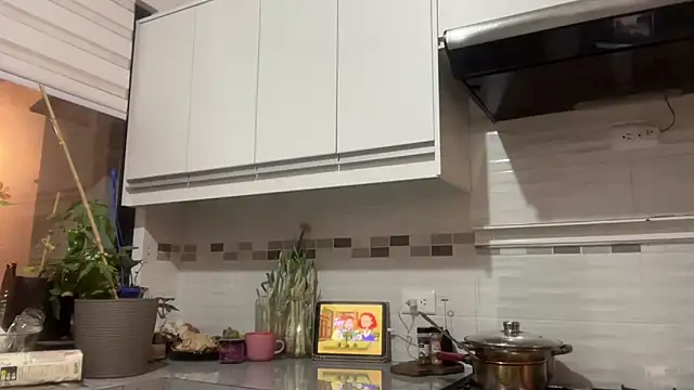 ChocolateCakeQueen online show from 8, 10, 2025