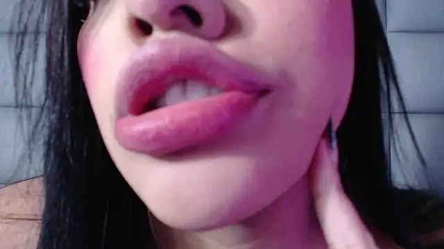 Snapshot of emily_brontee_ chatting on 20, 12, 2024 emily brontee online show from 20, 12, 2024