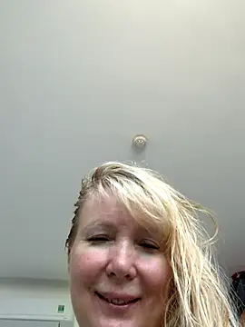 EmmaInLove23 online show from 26, 11, 2025