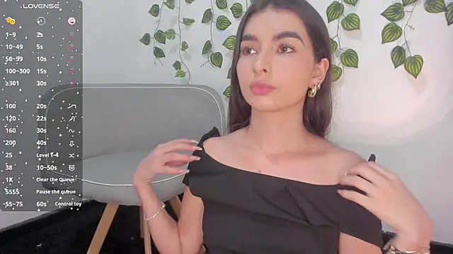 Snapshot of Coralinee_01 chatting on 7, 12, 2024 Coralinee 01 online show from 7, 12, 2024