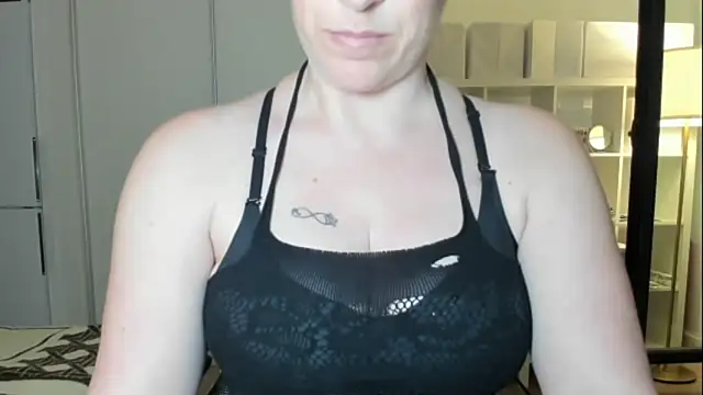 Snapshot of emmita69_ chatting on 1, 10, 2025 emmita69 online show from 1, 10, 2025