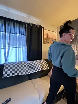 SidneyRaee online show from 10, 12, 2024