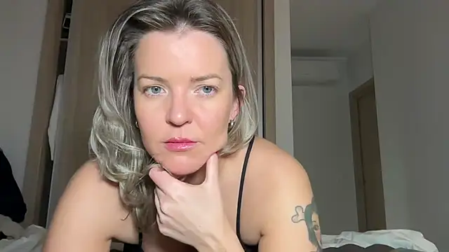 Snapshot of naughtyhollyxxxx chatting on 5, 2, 2025 naughtyhollyxxxx online show from 5, 2, 2025