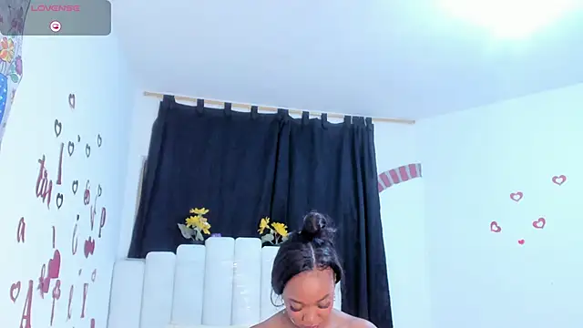 Snapshot of RoxannaBlanche chatting on 13, 4, 2026 RoxannaBlanche online show from 13, 4, 2026