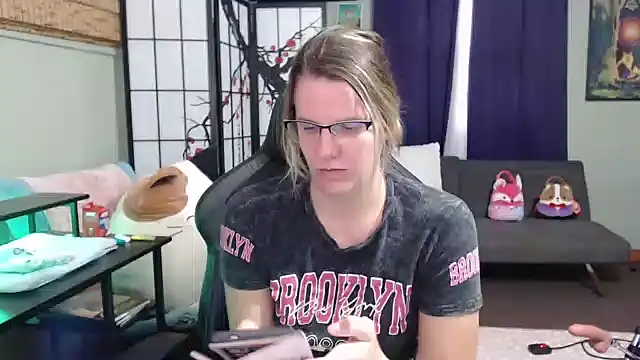 Sarahtineke online show from 22, 10, 2025