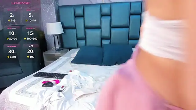 Snapshot of Nahomi_Wild chatting on 6, 12, 2024 Nahomi Wild online show from 6, 12, 2024