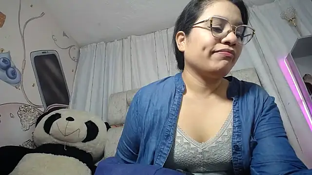 Snapshot of KEYRA-MILLER- chatting on 15, 12, 2025 KEYRA-MILLER- online show from 15, 12, 2025