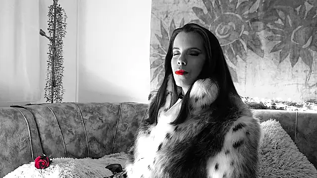 Lora Chanel online show from 18, 12, 2025