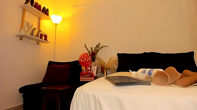 Snapshot of leslie_k chatting on 13, 2, 2025 leslie k online show from 13, 2, 2025