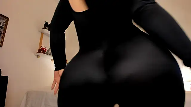 Snapshot of leslie_k chatting on 10, 3, 2025 leslie k online show from 10, 3, 2025