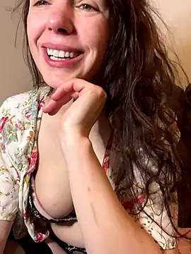 Snapshot of GillKelly chatting on 28, 10, 2025 GillKelly online show from 28, 10, 2025