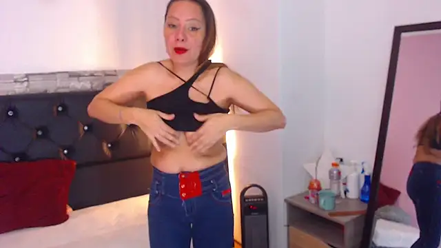 Snapshot of camila_delarosa chatting on 1, 3, 2025 camila delarosa online show from 1, 3, 2025