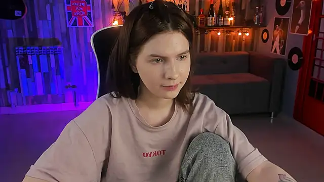 Snapshot of AliceRisinka chatting on 2, 2, 2025 AliceRisinka online show from 2, 2, 2025
