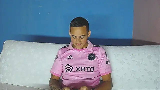 Latino Junge online show from 18, 4, 2026