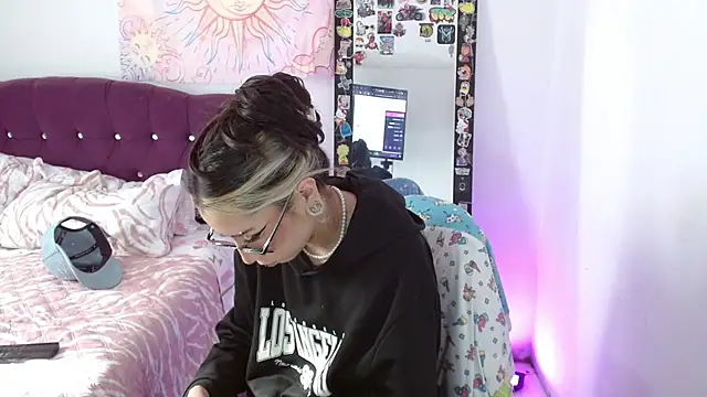 Snapshot of squirt_charlott chatting on 14, 11, 2025 squirt charlott online show from 14, 11, 2025