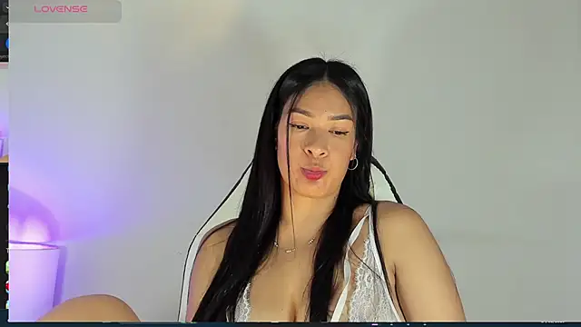 Snapshot of bella_hadid1_ chatting on 24, 2, 2025 bella hadid1  online show from 24, 2, 2025