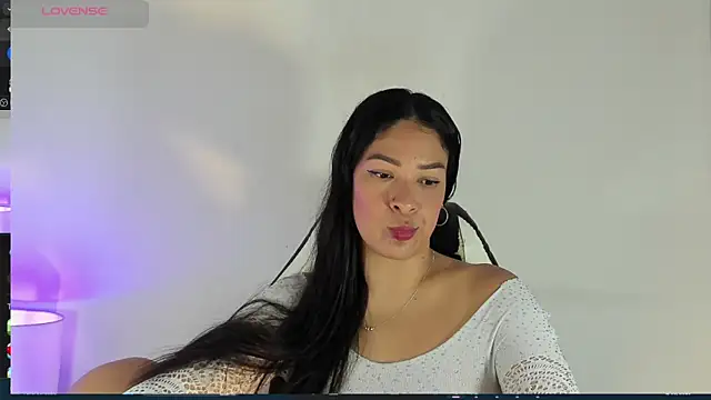 Snapshot of bella_hadid1_ chatting on 2, 3, 2025 bella hadid1  online show from 2, 3, 2025