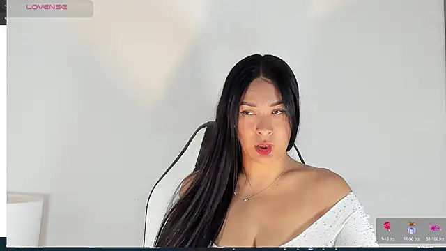 Snapshot of bella_hadid1_ chatting on 2, 3, 2025 bella hadid1  online show from 2, 3, 2025