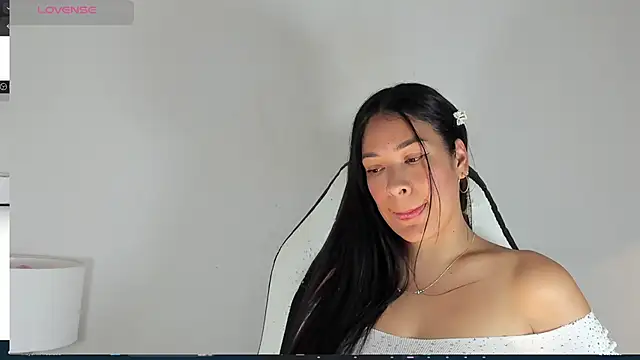 Snapshot of bella_hadid1_ chatting on 2, 3, 2025 bella hadid1  online show from 2, 3, 2025