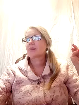 Snapshot of irinamaux chatting on 5, 2, 2025 irinamaux online show from 5, 2, 2025