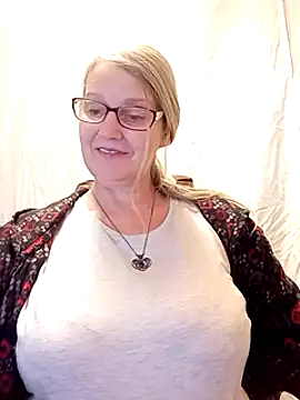 Snapshot of irinamaux chatting on 10, 2, 2025 irinamaux online show from 10, 2, 2025