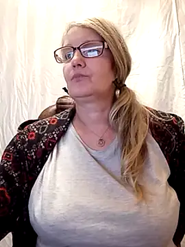 Snapshot of irinamaux chatting on 13, 2, 2025 irinamaux online show from 13, 2, 2025