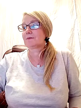 Snapshot of irinamaux chatting on 13, 2, 2025 irinamaux online show from 13, 2, 2025