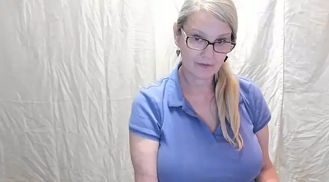 Snapshot of irinamaux chatting on 19, 2, 2025 irinamaux online show from 19, 2, 2025