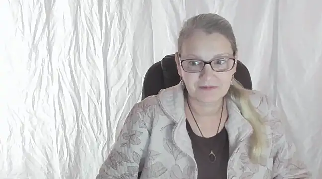 Snapshot of irinamaux chatting on 23, 2, 2025 irinamaux online show from 23, 2, 2025