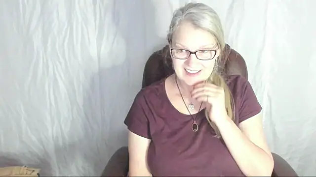 Snapshot of irinamaux chatting on 2, 3, 2025 irinamaux online show from 2, 3, 2025