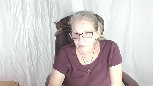 Snapshot of irinamaux chatting on 2, 3, 2025 irinamaux online show from 2, 3, 2025