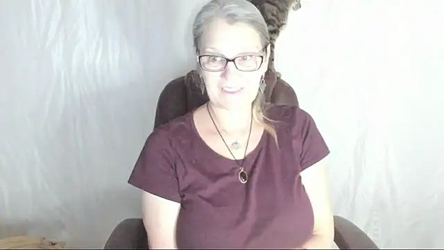 Snapshot of irinamaux chatting on 2, 3, 2025 irinamaux online show from 2, 3, 2025