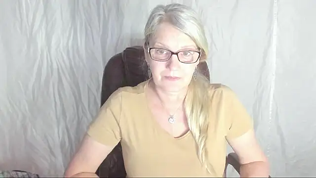 Snapshot of irinamaux chatting on 5, 3, 2025 irinamaux online show from 5, 3, 2025